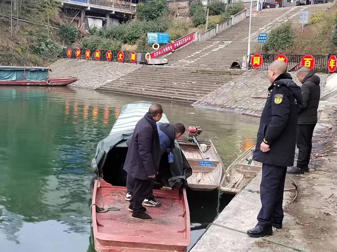春運第一天，芷江水運事務(wù)中心執(zhí)法人員去碧涌大垅進行安全巡查，確保水上交通安全！ (4)